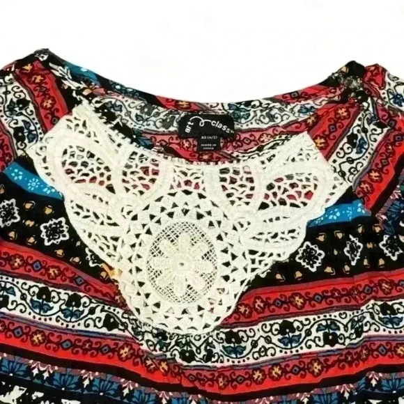 Art Class Girls Cold Shoulder Floral Geometric Top Crochet Detail XS 4/5 - Picture 2 of 4